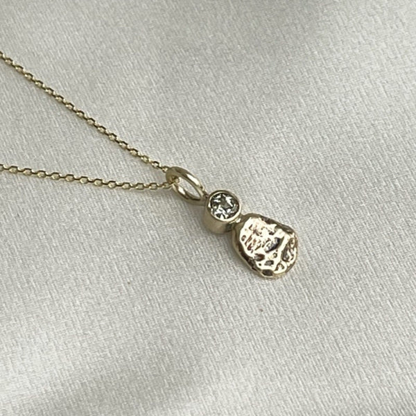 Small pendant with sapphire