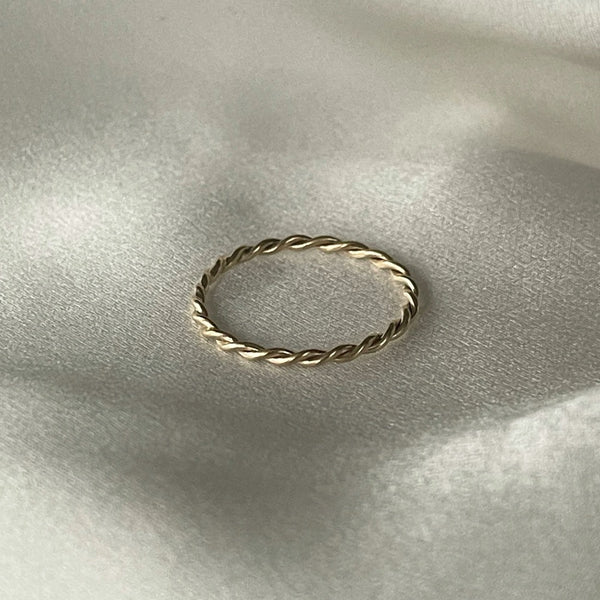 Fine twisted ring